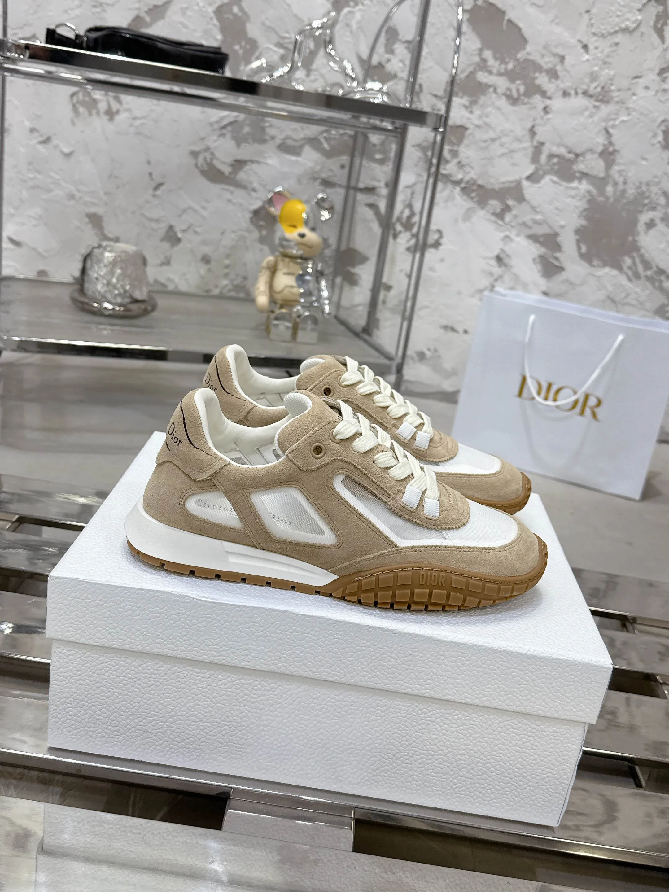 Factory price 640💰 Top version! ! ! Dior Tech sneakers Dior Tech is newly launched, with exquisite color matching and autumn and winter atmosphere. This Dior Tech sneaker is a new product in the 2026 early spring ready-to-wear series. It is equipped with fashionable details and highlights the retro aesthetics. Made of calfskin and suede calfskin upper with transparent mesh side panels and ChristianDior Paris signature on the heel and tongue. A textured, tonal Dior signature sole adds couture style. Upper material: Textile, cowhide split leather, cowhide leather with Christian Dior Paris logo on the heel and tongue Textured Dior logo rubber sole embellished with Christian Dior's lucky star symbol! Size 35-46 (40 for women, 41 for men, 38.45.46, custom made and non-refundable)